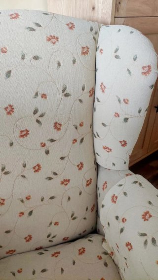 Sillón orejero floral beige con protectores