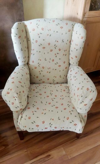 Sillón orejero floral beige con protectores