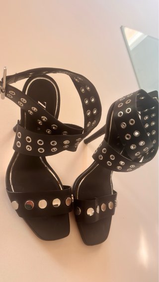 Sandalias Zara Tacón Negro y Plateado
