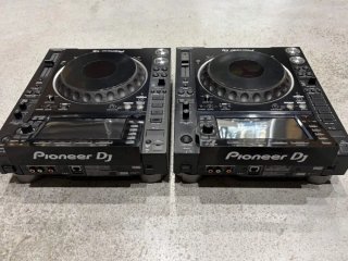 2x Pioneer DJ CDJ-2000NXS2 + Flightcases