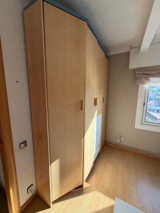 Armario de habitación madera y blanco