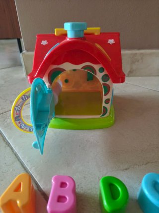 Casita de actividades y aprendizaje infantil