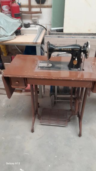 Máquina de coser antigua con mesa de hierro