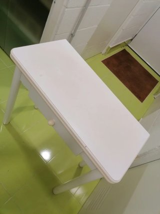 Mesa auxiliar blanca