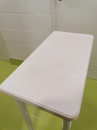 Mesa auxiliar blanca