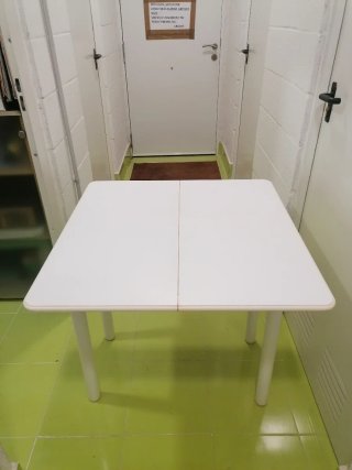 Mesa auxiliar blanca