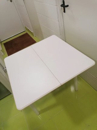 Mesa auxiliar blanca