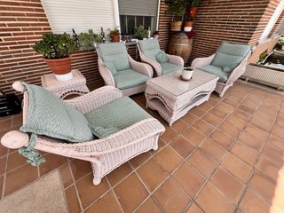 Conjunto de sillones de mimbre para exterior
