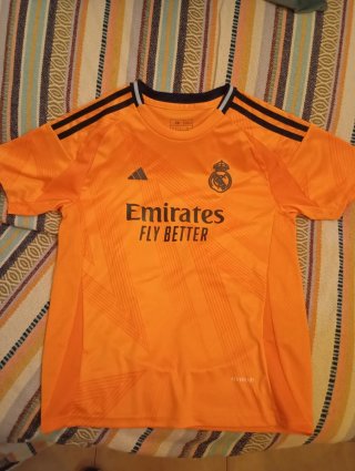 Equipación Real Madrid talla 26 + otra de regalo