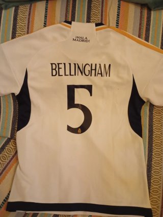 Equipación Real Madrid talla 26 + otra de regalo