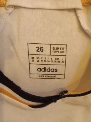 Equipación Real Madrid talla 26 + otra de regalo