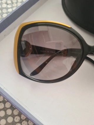 Gafas de sol Bulgari negras y doradas