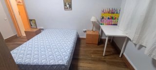 Se alquila habitación .