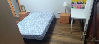 Se alquila habitación .