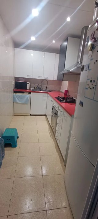 Se alquila habitación .