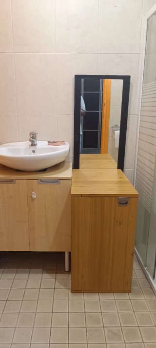 Se alquila habitación .
