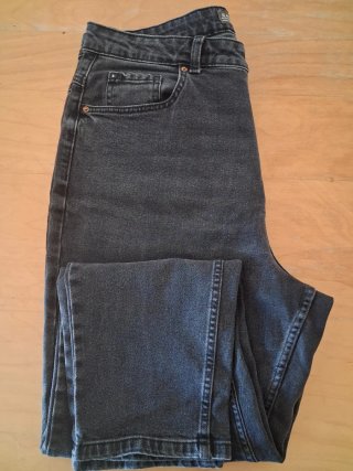 Pantalones vaqueros grises Primark talla 44.