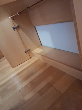 Mesa abatible de madera con almacenaje