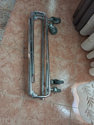 Perchero Metálico con Ruedas