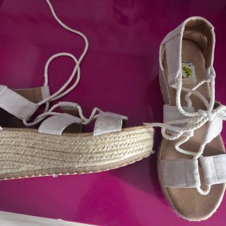 Sandalias esparto cuña beige y rosa