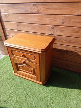 Mesita de noche madera maciza puerta abatible.