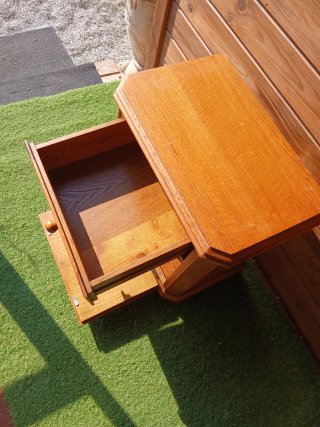 Mesita de noche madera maciza puerta abatible.