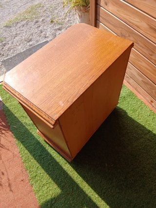 Mesita de noche madera maciza puerta abatible.
