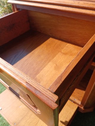 Mesita de noche madera maciza puerta abatible.
