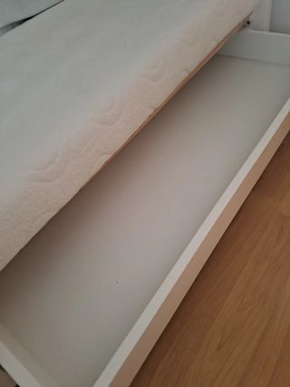 Cuna blanca para bebé, con colchon, tiene un cajón