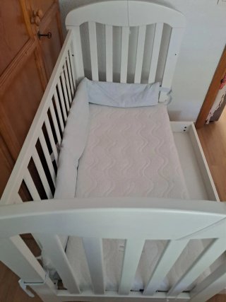 Cuna blanca para bebé, con colchon, tiene un cajón