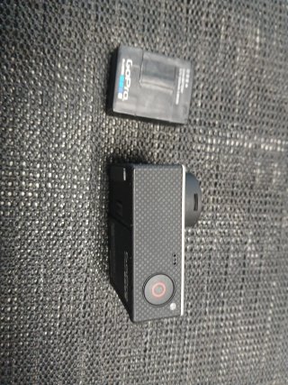 GoPro Hero 3 plata , con dos baterias.