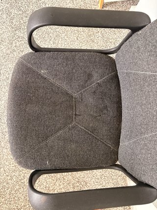 Silla de oficina gris y negra