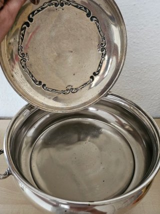 Antigua sopera de plata