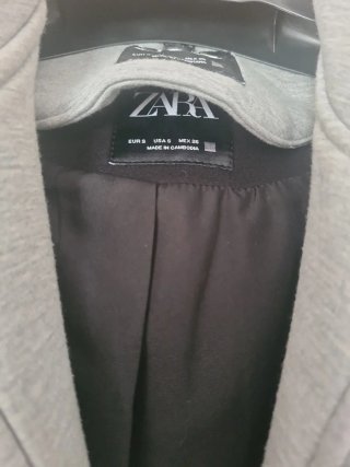 Abrigo Zara Negro con Capucha Gris