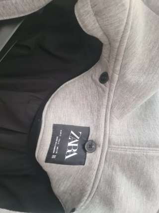 Abrigo Zara Negro con Capucha Gris