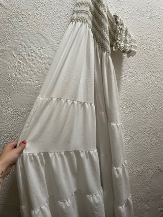 Vestido blanco veraniego con volantes
