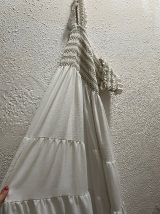 Vestido blanco veraniego con volantes