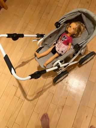 Carrito de muñecas gris
