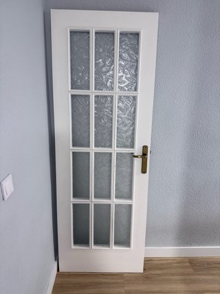Puerta de madera con cristal
