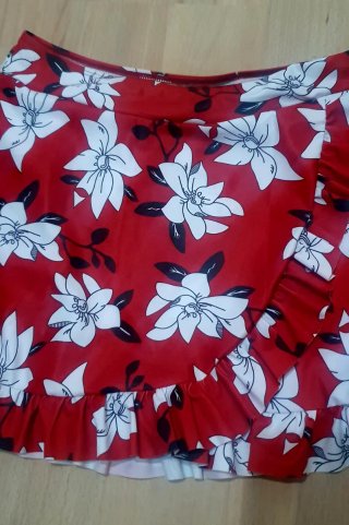 Falda roja con estampado floral