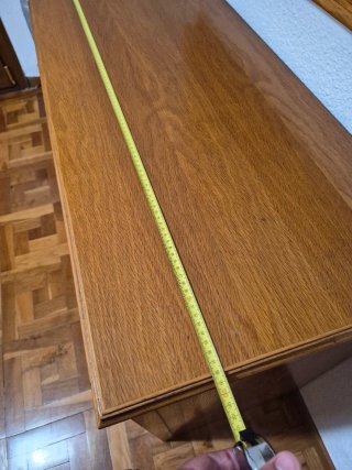 Cómoda de madera con cajones y puertas