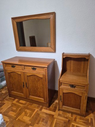 Cómoda de madera con cajones y puertas