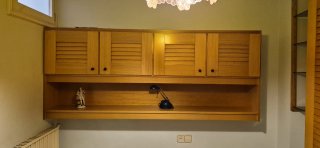 Estantería flotante de madera con armarios