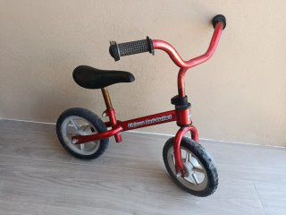 Bicicleta de equilibrio roja para niños