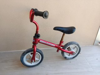 Bicicleta de equilibrio roja para niños