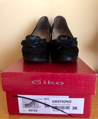Zapatos de tacón negros con flor + Regalo