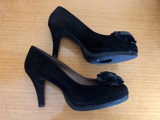 Zapatos de tacón negros con flor + Regalo