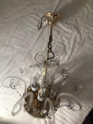 Lámpara vintage de cristal dorada colgante.