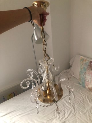 Lámpara vintage de cristal dorada colgante.