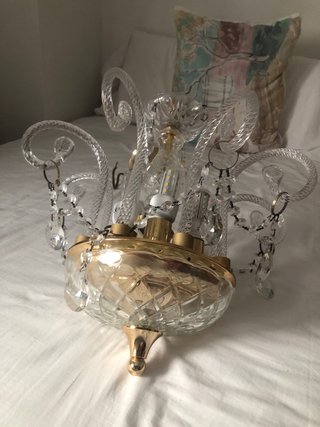 Lámpara vintage de cristal dorada colgante.